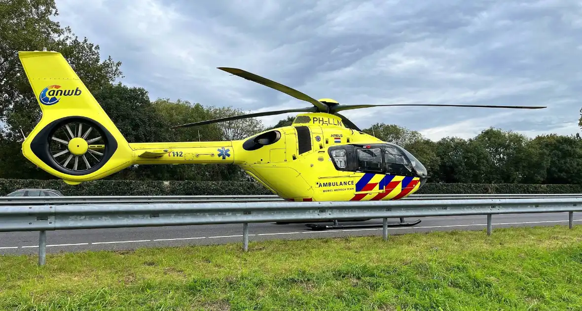 Traumahelikopter landt op provinciale weg wegens ongeval - Foto 2