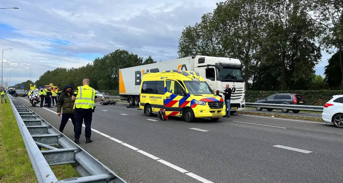 Traumahelikopter landt op provinciale weg wegens ongeval - Foto 3