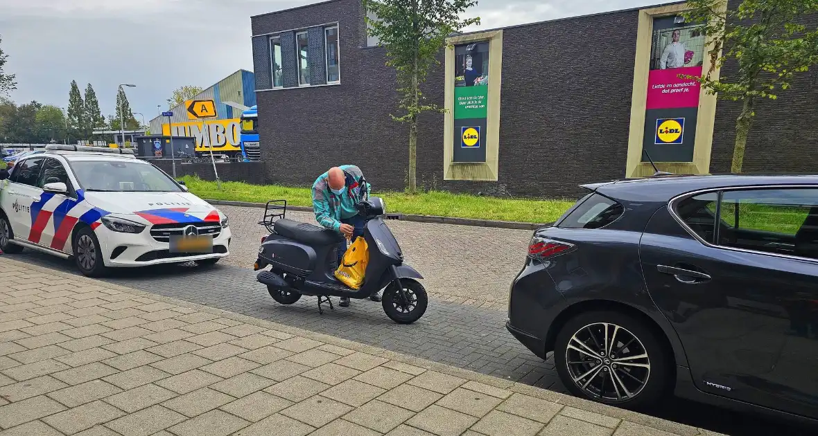 Ambulancedienst ingezet nadat scooterrijder tegen auto botst