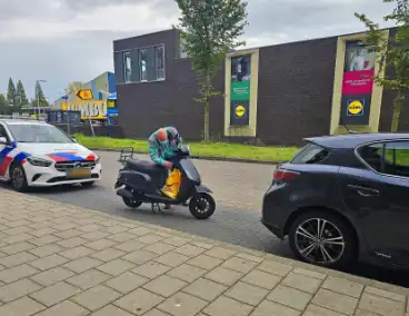 Ambulancedienst ingezet nadat scooterrijder tegen auto botst