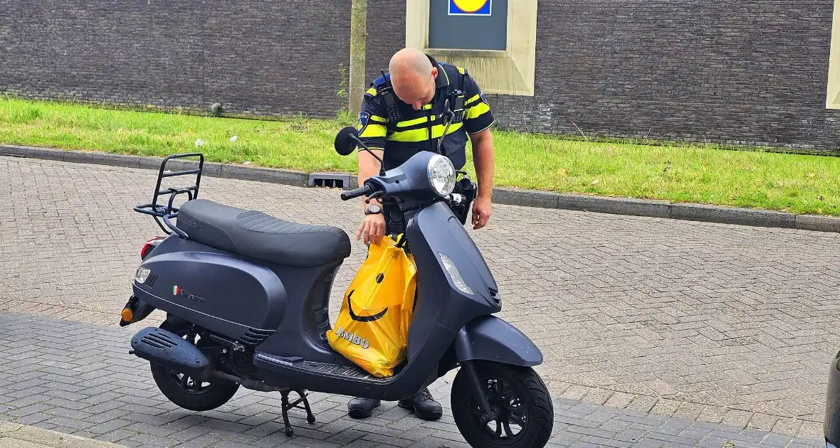 Ambulancedienst ingezet nadat scooterrijder tegen auto botst - Foto 1