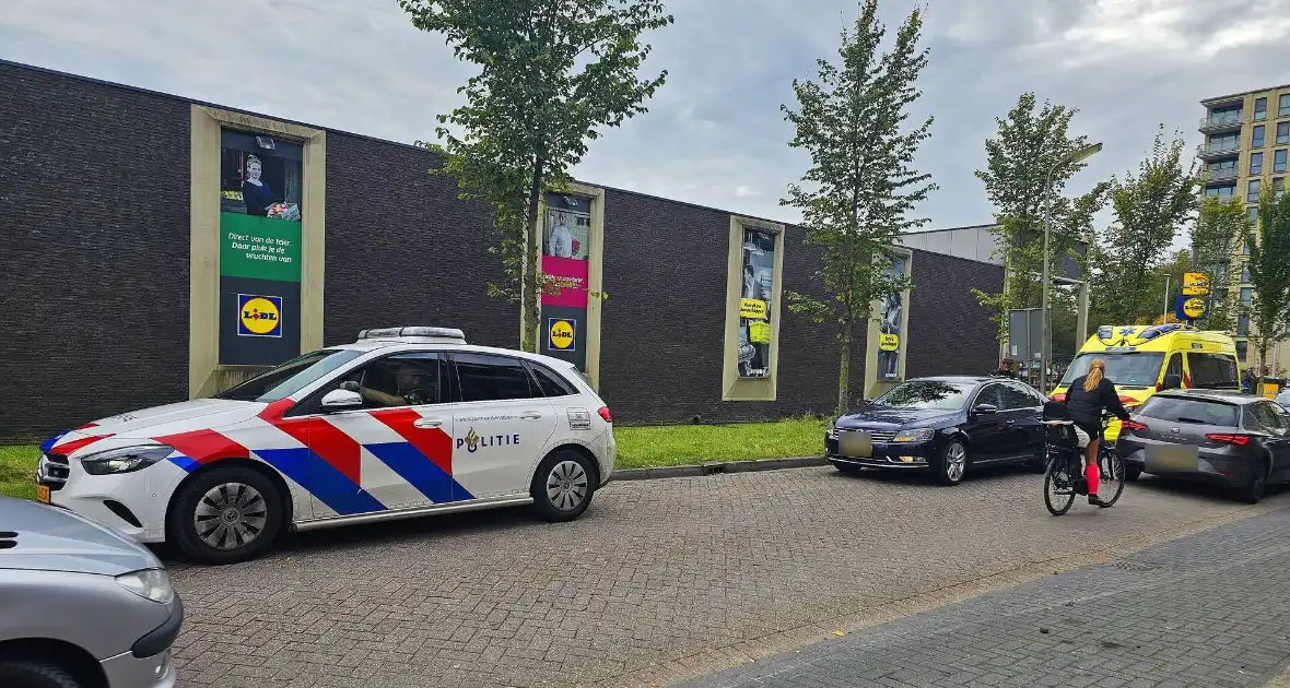 Ambulancedienst ingezet nadat scooterrijder tegen auto botst - Foto 3