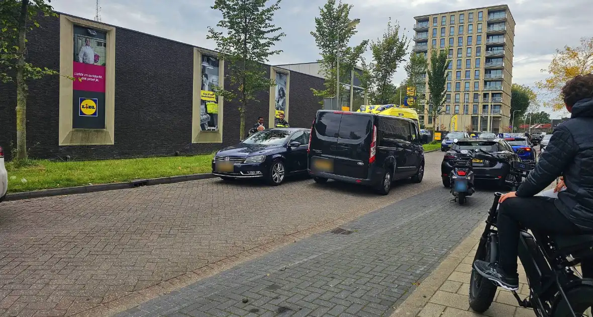 Ambulancedienst ingezet nadat scooterrijder tegen auto botst - Foto 4