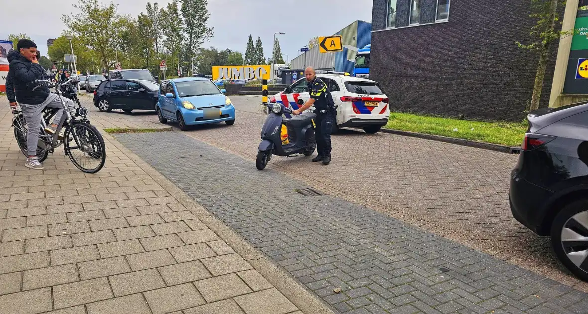 Ambulancedienst ingezet nadat scooterrijder tegen auto botst - Foto 5