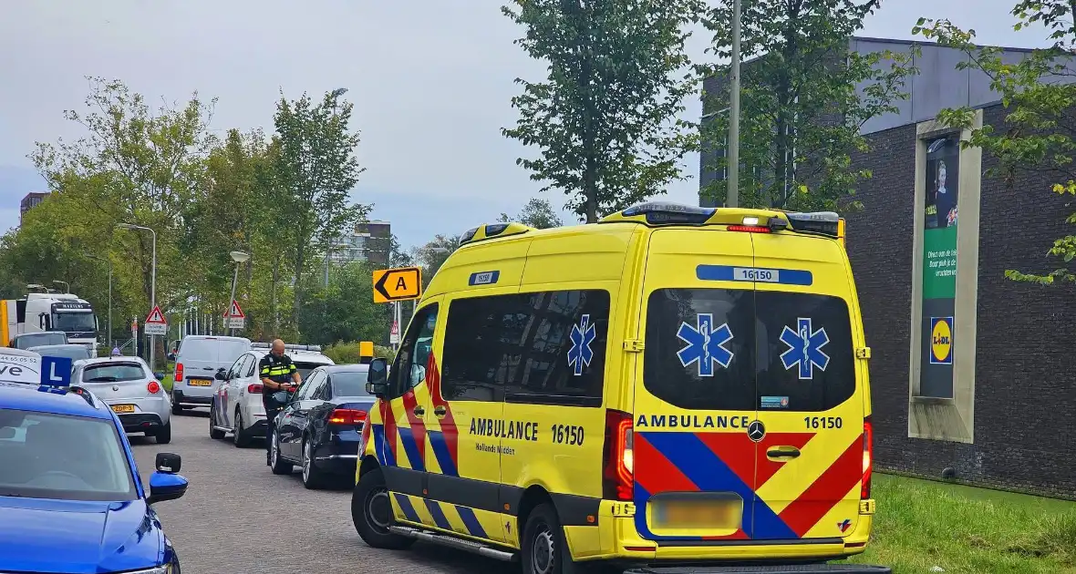 Ambulancedienst ingezet nadat scooterrijder tegen auto botst - Foto 6