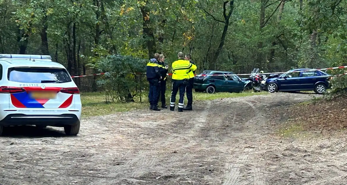 Vier gewonden bij frontale botsing in bos