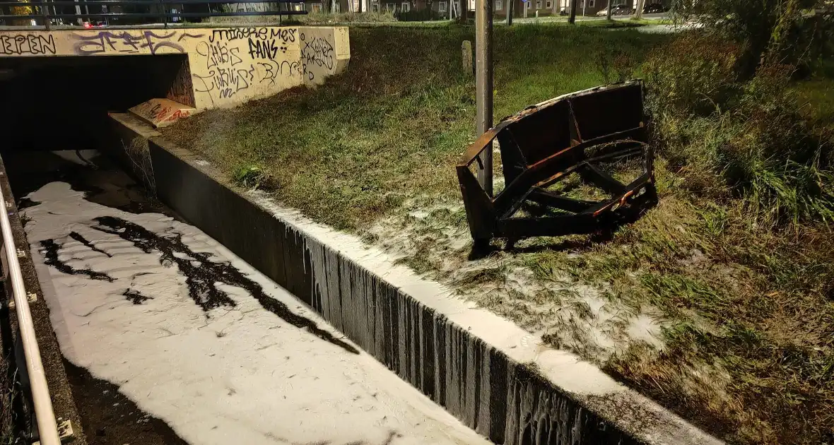 Bankstel brandt volledig uit bij tunnel