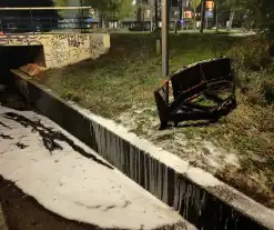 Bankstel brandt volledig uit bij tunnel