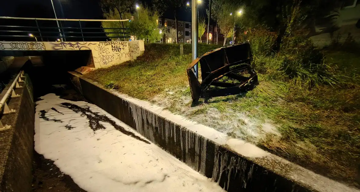 Bankstel brandt volledig uit bij tunnel - Foto 5