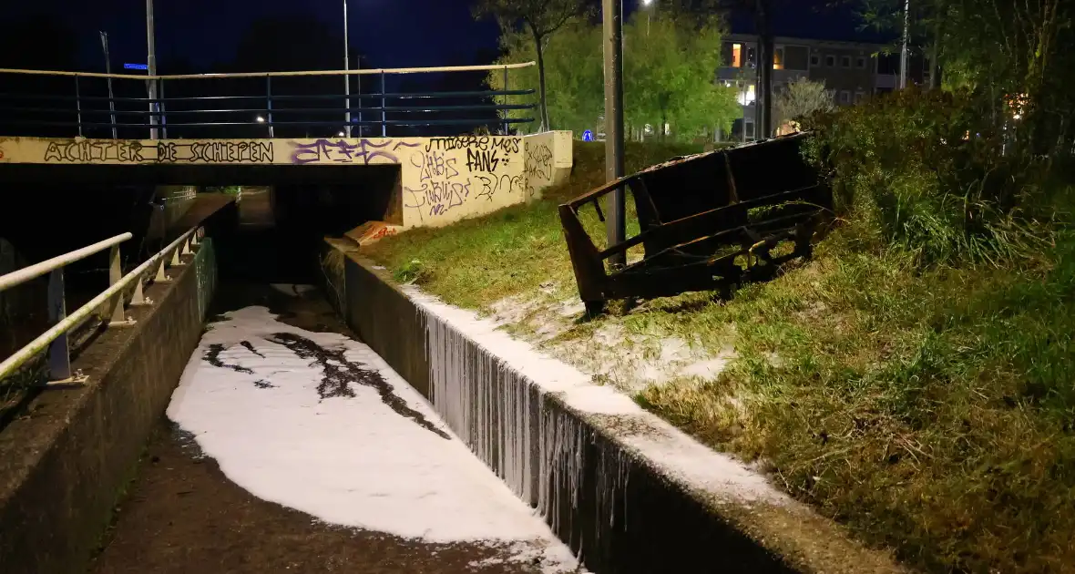 Bankstel brandt volledig uit bij tunnel - Foto 6