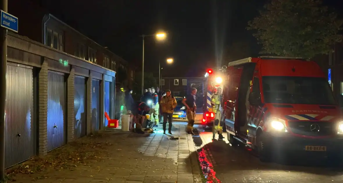 Brandweerlieden blussen brandend gebouw