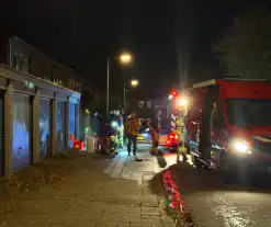 Brandweerlieden blussen brandend gebouw