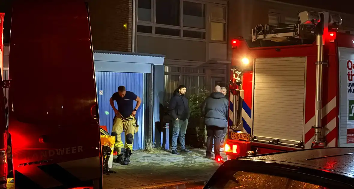 Brandweerlieden blussen brandend gebouw - Foto 1