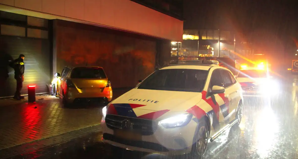 Auto crasht tegen gebouw, inzittenden ongedeerd - Foto 3