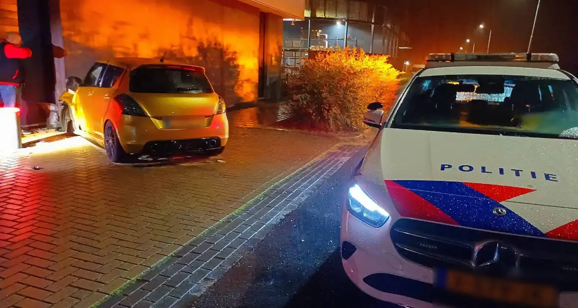 Auto crasht tegen gebouw, inzittenden ongedeerd - Foto 6