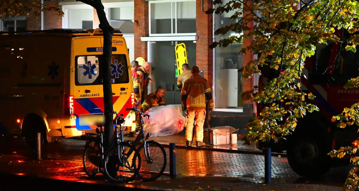 Persoon klem met vinger in winkeldeur - Foto 3