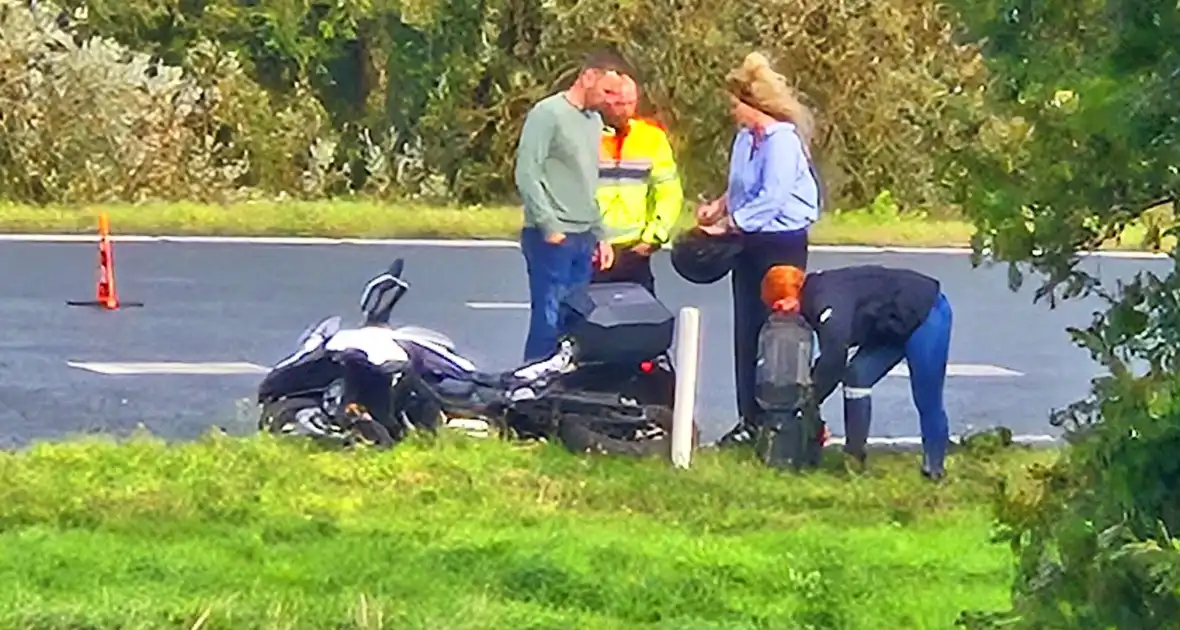 Motorrijder onderuit op afrit - Foto 1