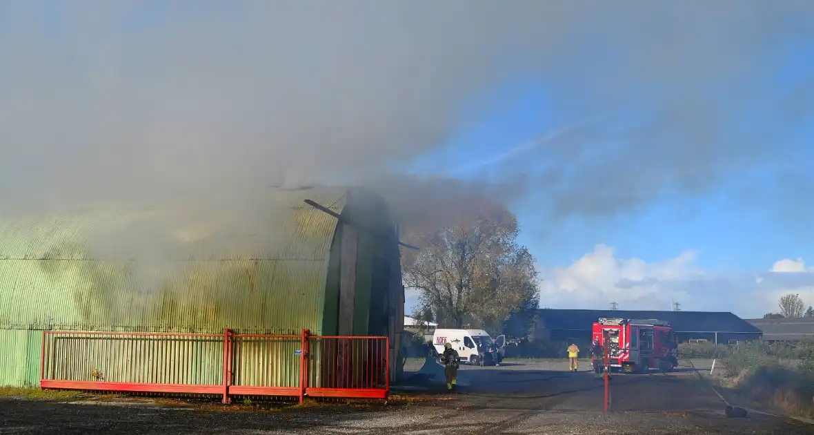 Veel rookontwikkeling bij uitslaande brand in loods