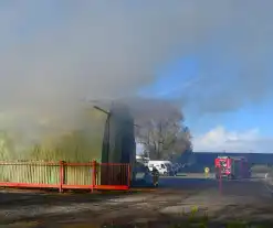 Veel rookontwikkeling bij uitslaande brand in loods