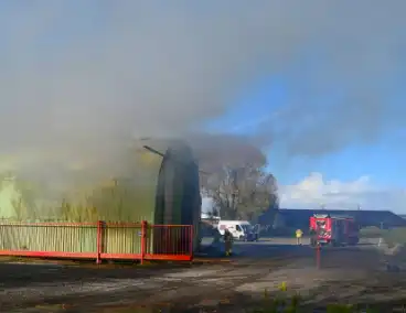 Veel rookontwikkeling bij uitslaande brand in loods