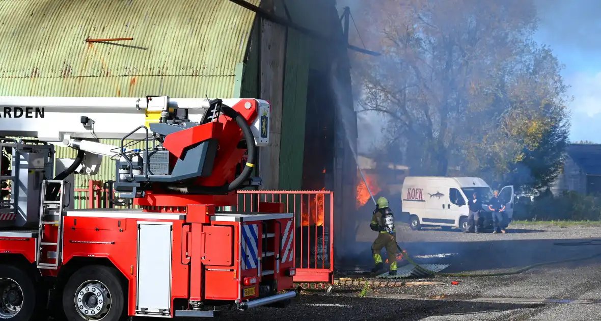 Veel rookontwikkeling bij uitslaande brand in loods - Foto 2