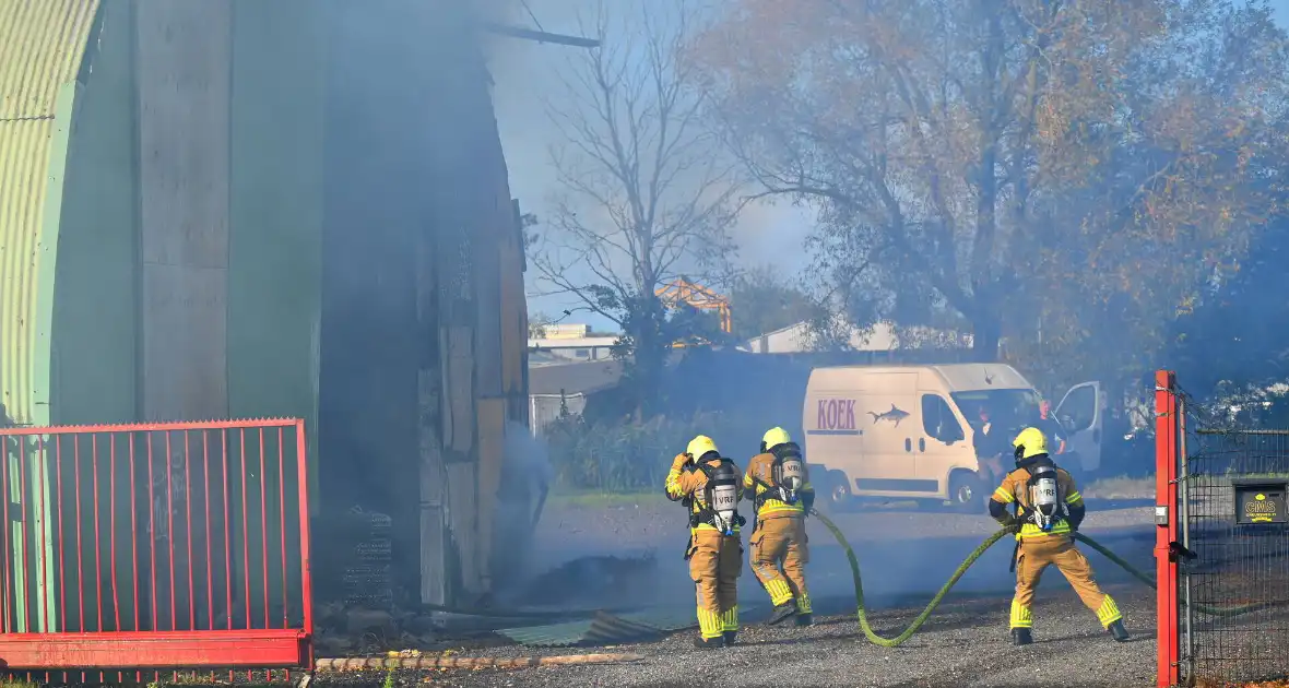 Veel rookontwikkeling bij uitslaande brand in loods - Foto 3