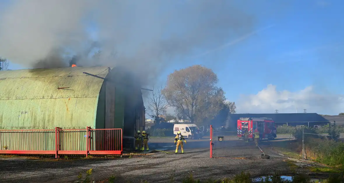 Veel rookontwikkeling bij uitslaande brand in loods - Foto 4