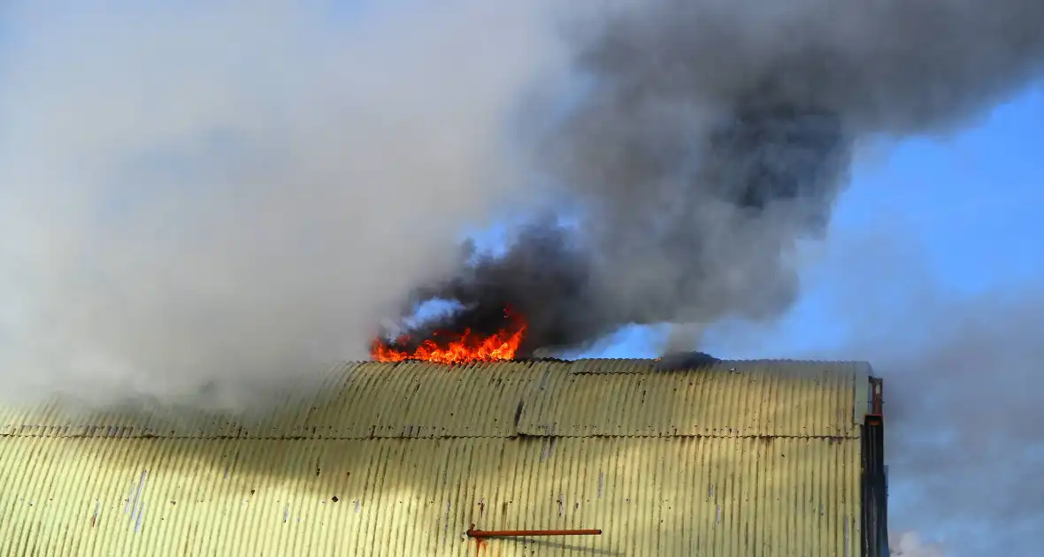 Veel rookontwikkeling bij uitslaande brand in loods - Foto 5