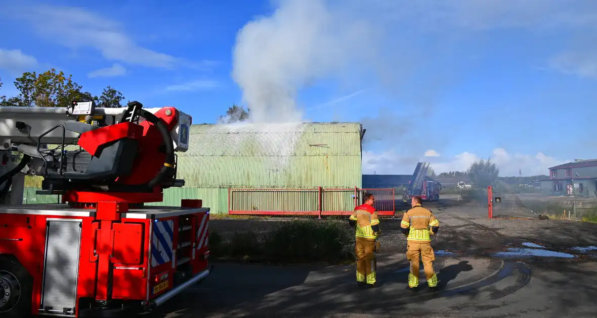 Veel rookontwikkeling bij uitslaande brand in loods - Foto 6