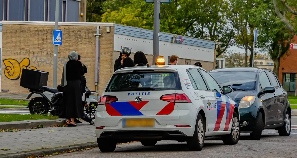 Bezorgscooter en automobilist met elkaar in botsing