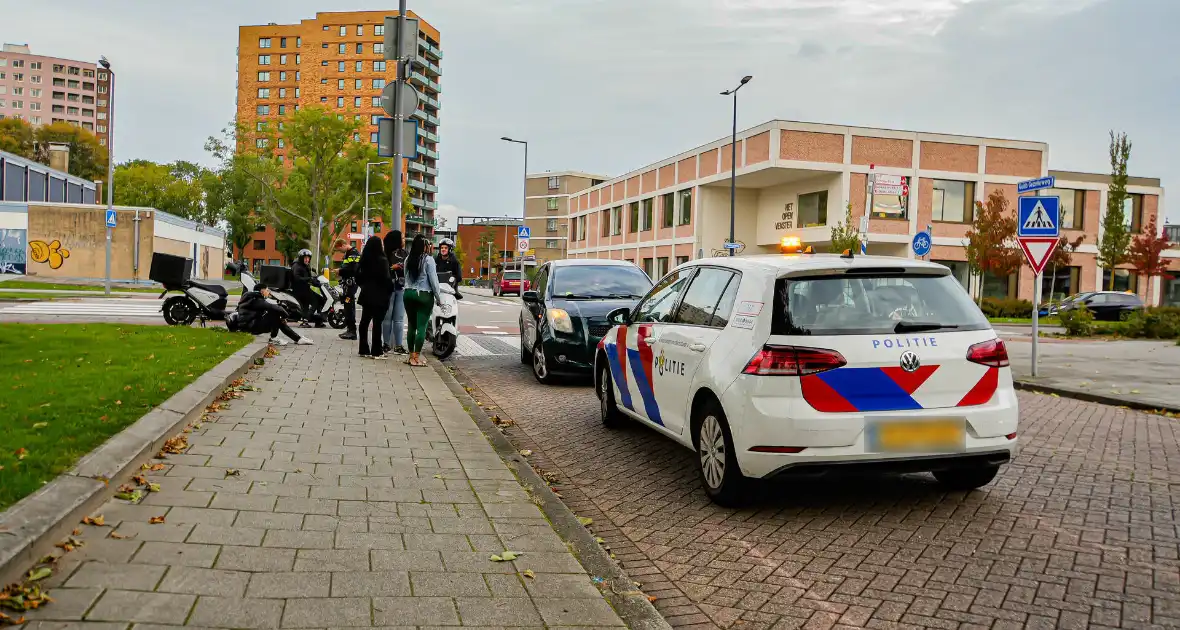 Bezorgscooter en automobilist met elkaar in botsing - Foto 1