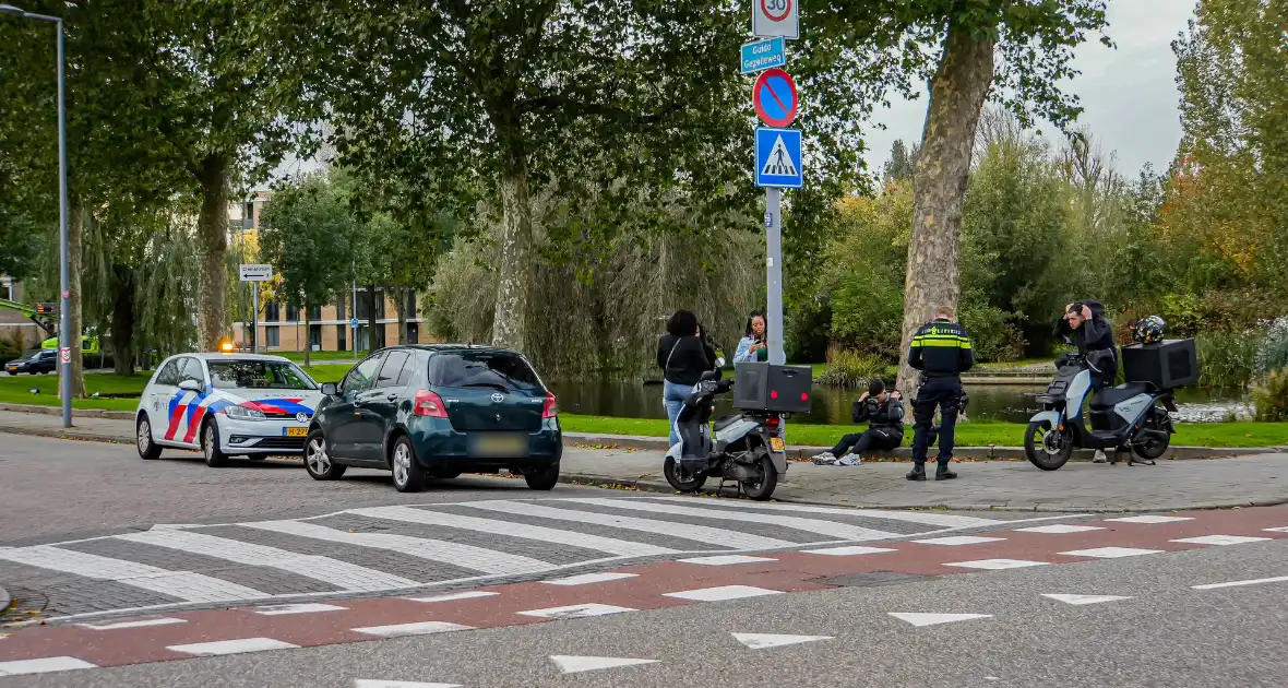 Bezorgscooter en automobilist met elkaar in botsing - Foto 2