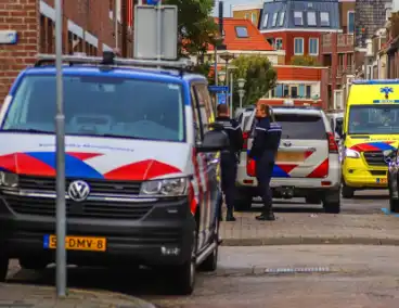 Hulpdiensten druk met persoon met onbegrepen gedrag