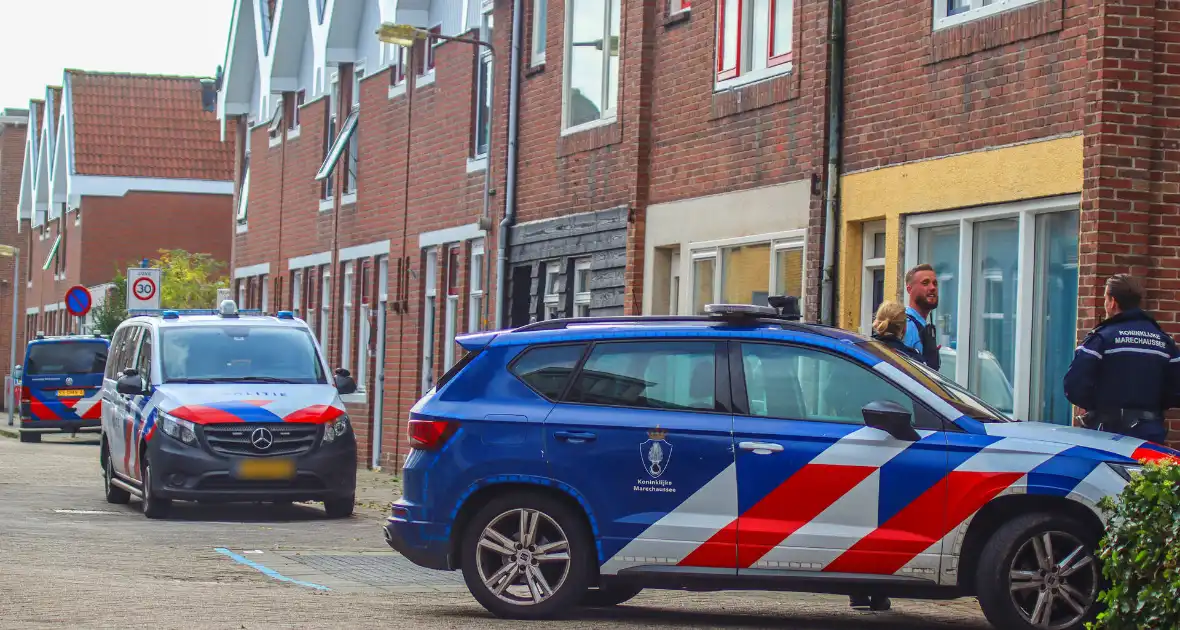 Hulpdiensten druk met persoon met onbegrepen gedrag - Foto 3