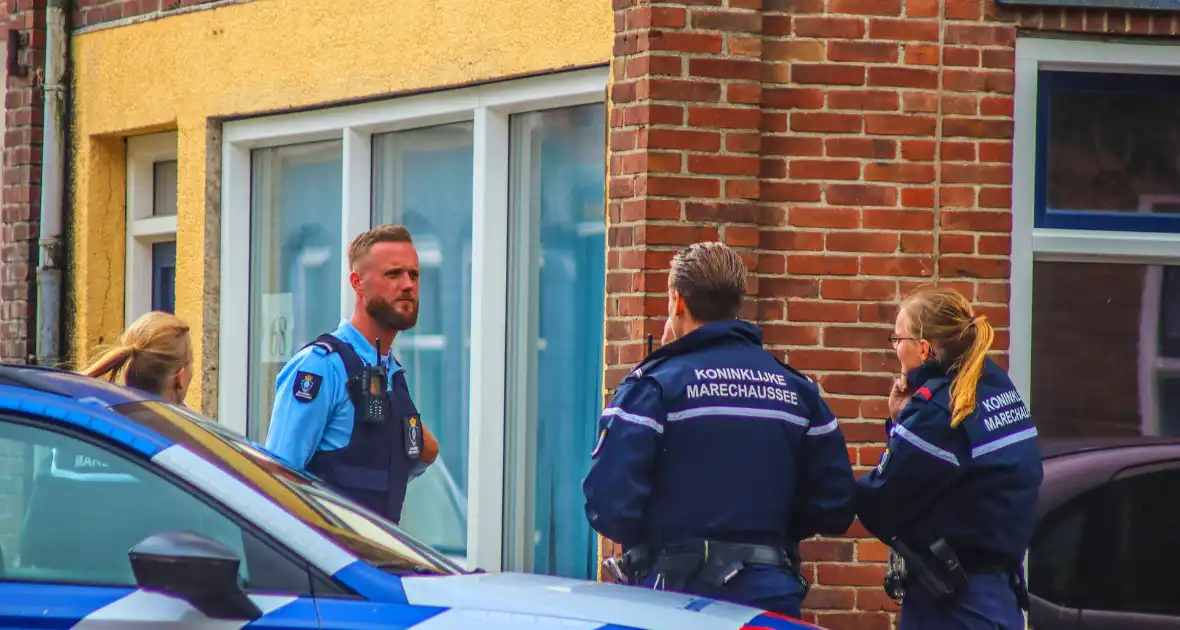 Hulpdiensten druk met persoon met onbegrepen gedrag - Foto 4