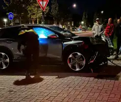 Twee auto's botsen tegen elkaar, flinke ravage op de weg