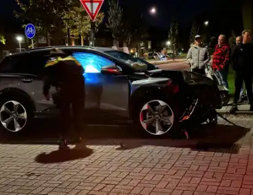 Twee auto's botsen tegen elkaar, flinke ravage op de weg