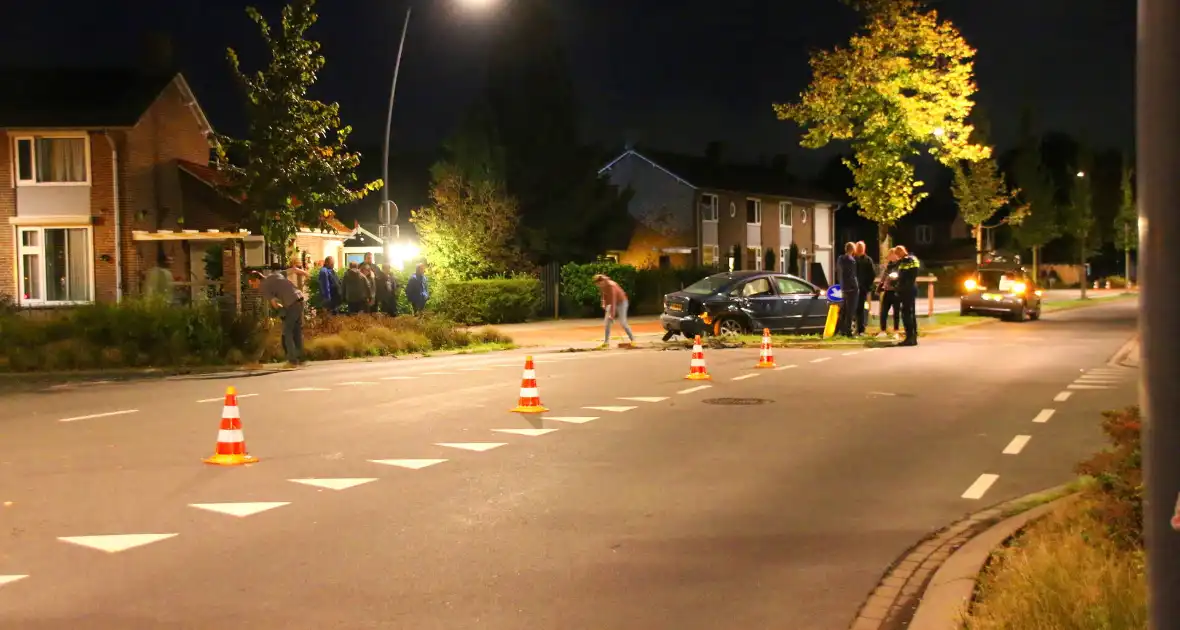 Twee auto's botsen tegen elkaar, flinke ravage op de weg - Foto 1