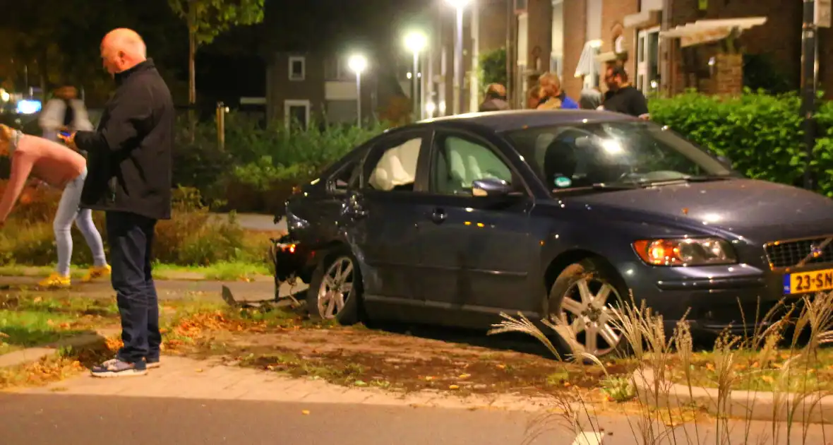 Twee auto's botsen tegen elkaar, flinke ravage op de weg - Foto 2