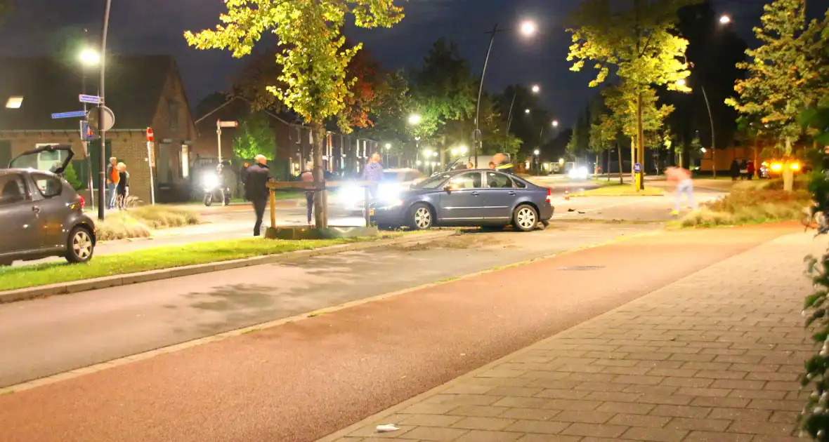 Twee auto's botsen tegen elkaar, flinke ravage op de weg - Foto 3