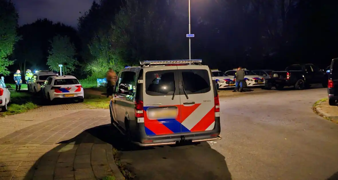 Massale politie-inzet in bosperceel - Foto 1