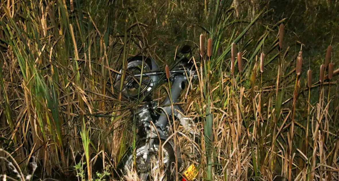 Brommerrijder rijdt sloot in - Foto 1