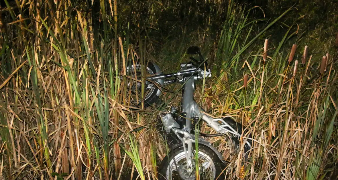 Brommerrijder rijdt sloot in - Foto 3