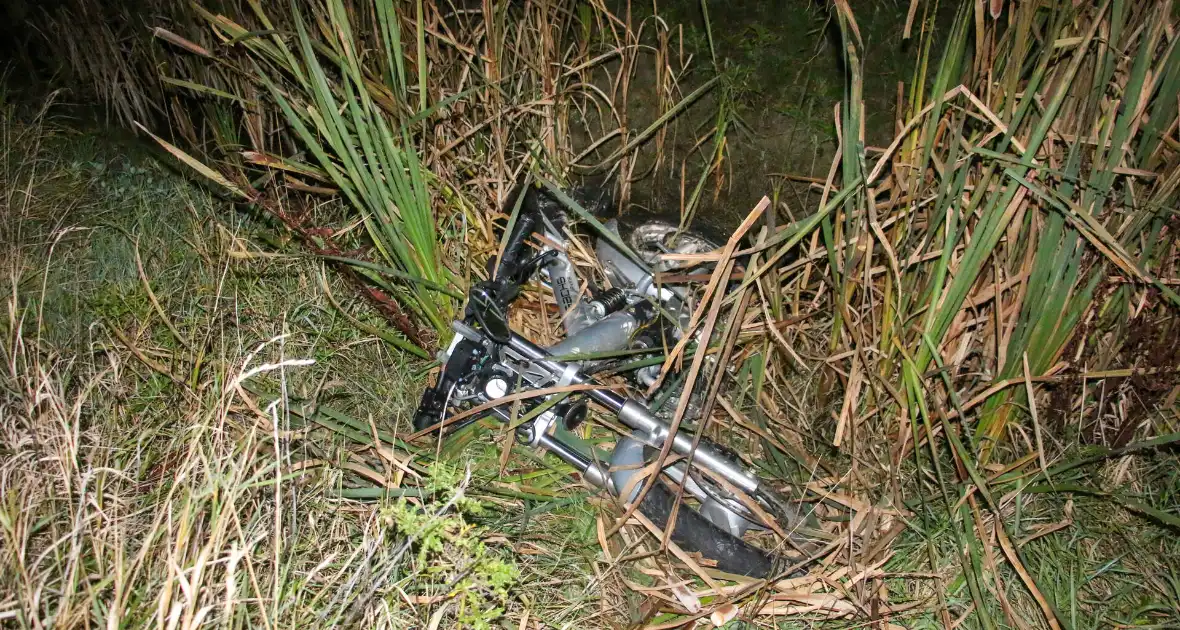 Brommerrijder rijdt sloot in - Foto 4