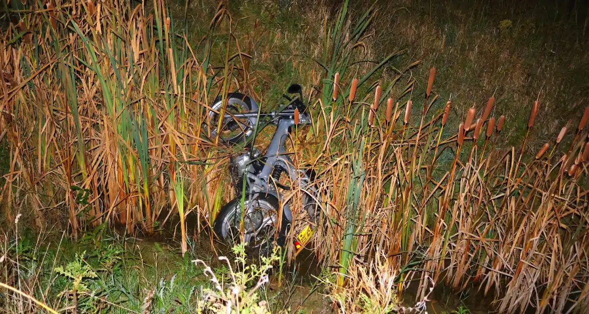 Brommerrijder rijdt sloot in - Foto 6