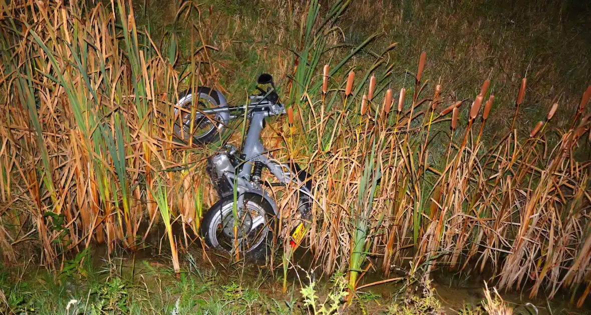 Brommerrijder rijdt sloot in - Foto 9