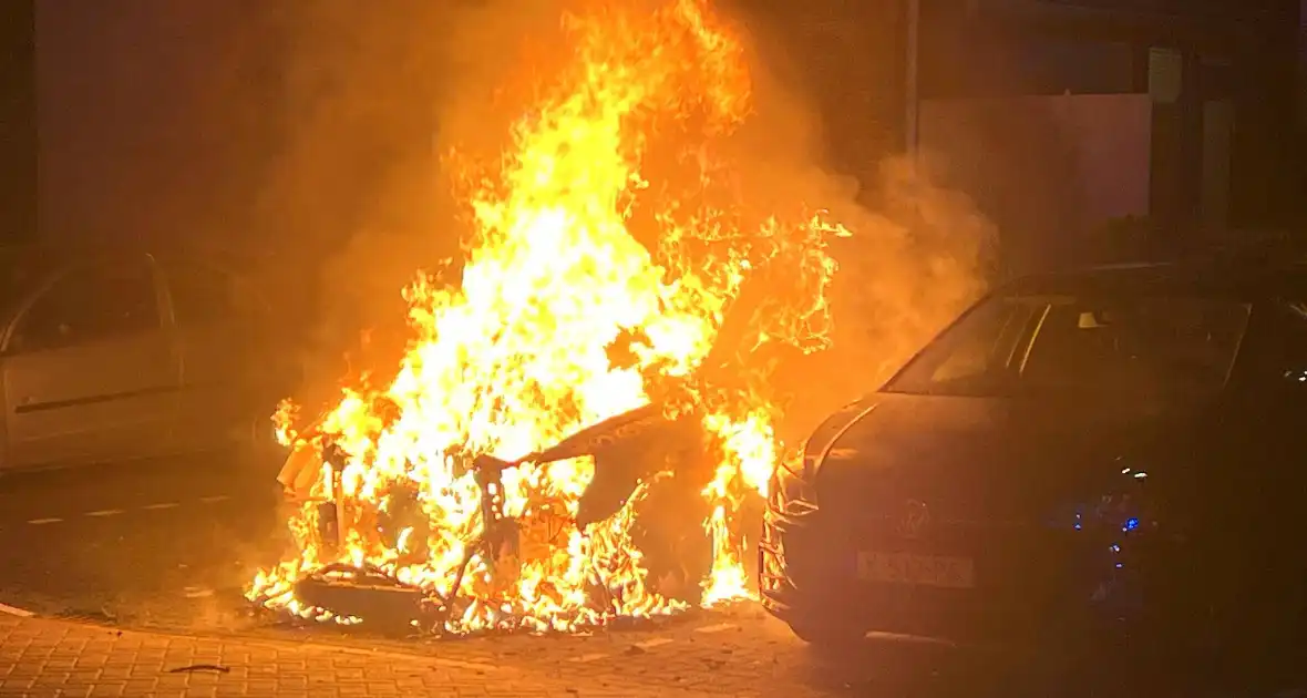 Opnieuw auto in lichterlaaie