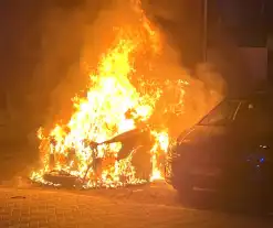 Opnieuw auto in lichterlaaie