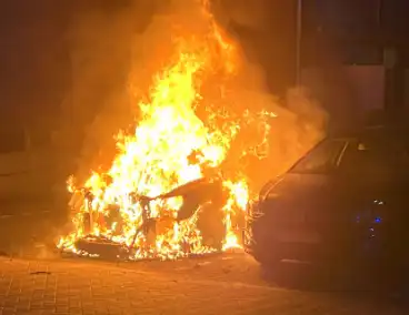 Opnieuw auto in lichterlaaie