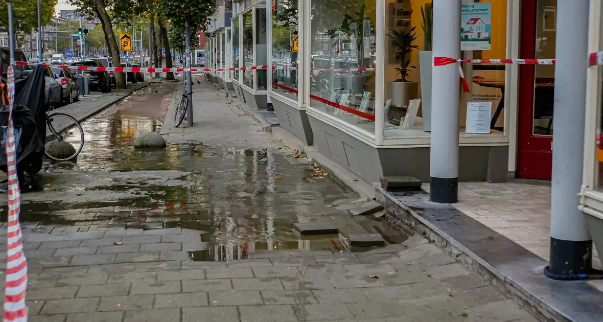 Hoofdleiding springt: tientallen huishoudens zonder water